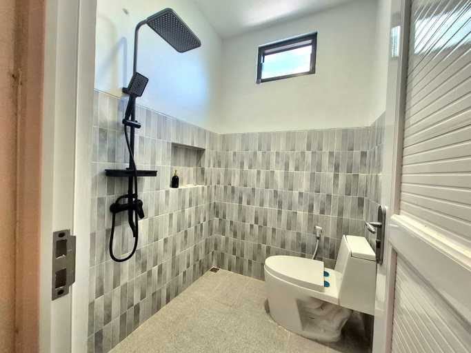 Bathroom 5, Villa Bangunjiwo by Yustien (Entire House 4 Beds), Bantul