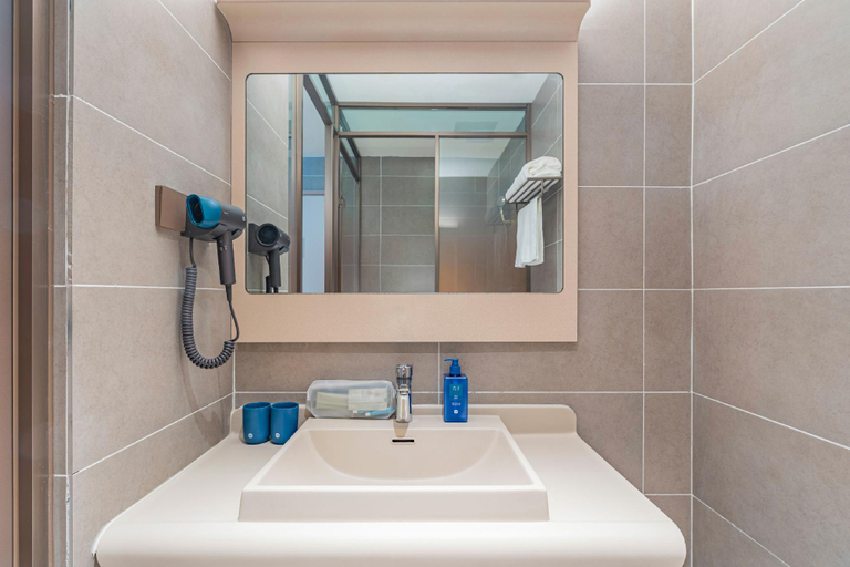 Bathroom 3, Hanting Hotel Korla Railway Station, Bayin'gholin Mongol