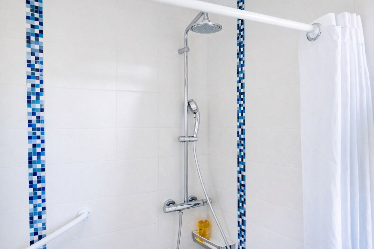Bathroom 2, Clos des Aigrettes, Charente-Maritime