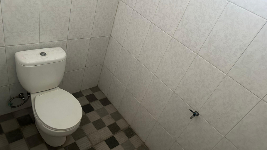 Bathroom 5, AAP Guest House Managed by sole Group, Lumajang