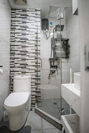 Bathroom 3, Coastal Modern Mezza Condo • Sleeps 6• Near SM, Quezon City