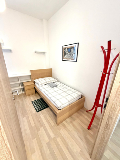 Bedroom 2, FAVORIT-ROOMS , Self Check-in , direkt Metro connection U1 to Centralstation-Airport and City-Center, Wien
