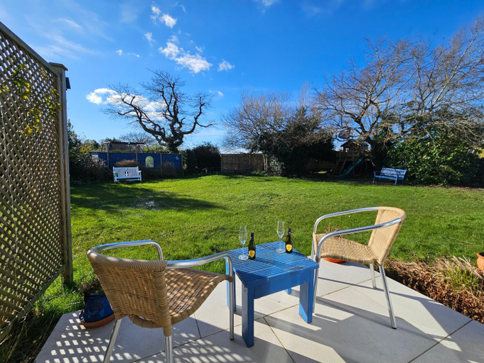 Others 3, Nautical themed Guest House with patio and treehouse, Hampshire