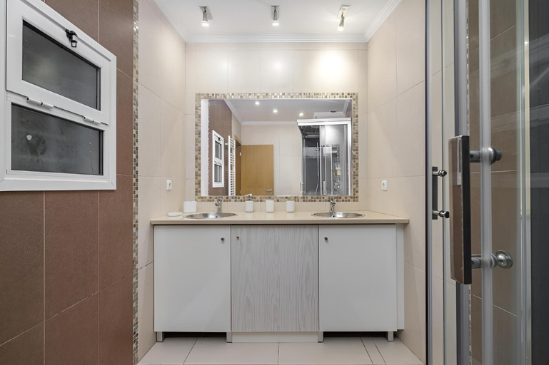 Bathroom, Alfama Deluxe Apartment, By Home Match, Lisbon