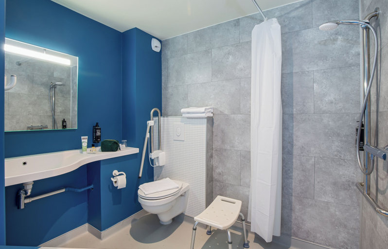 Bathroom 4, ibis budget Valence Nord Plateau des Couleures, Drôme