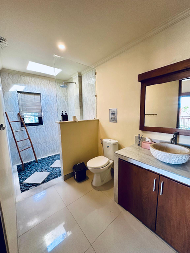 Bathroom 3, KUMARU Villa Canggu, Badung
