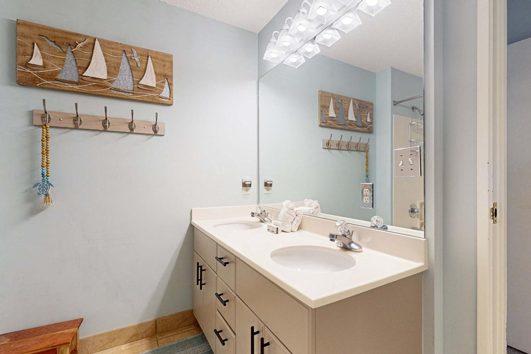 Bathroom 4, TOPS'L Summit 210, Walton