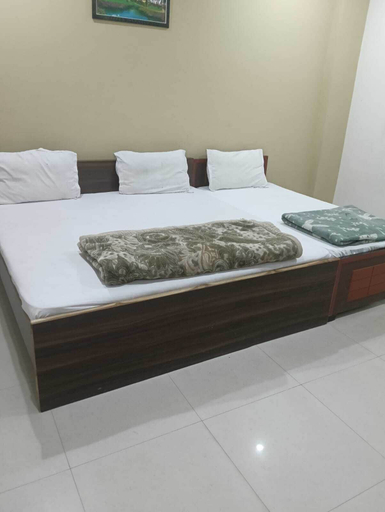 Room 3, Hotel Shriji Nikunj, Mathura