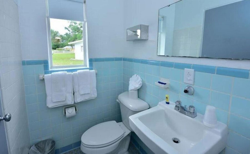 Bathroom, Sun Plaza Motel, Marion