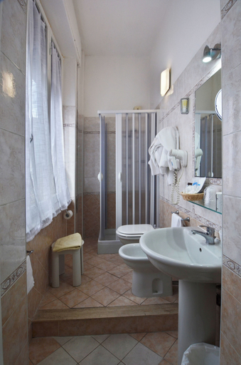 Bathroom 4, Hotel La Torre, Pisa