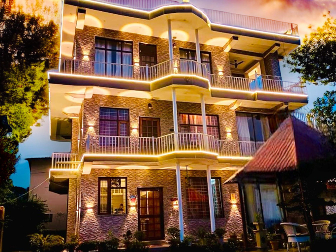 Exterior & Views