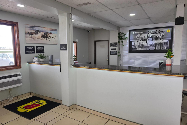 Public Area, Super 8 by Wyndham Yankton, Yankton