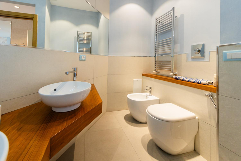 Bathroom 2, Le suite del nostromo, Salerno