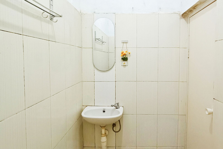 Bathroom 4, TwoSpaces Living at Matahari Homestay, Malang