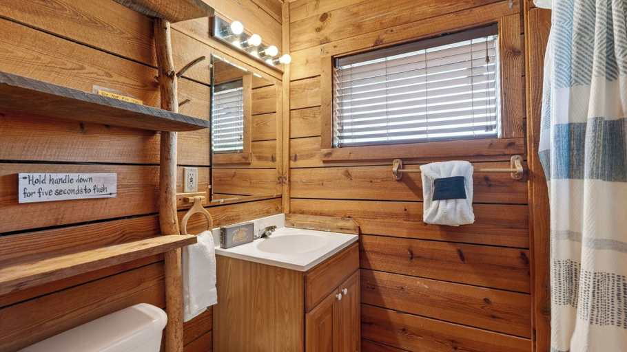 Interior 5, Sleeps 42, 7 Cabins Private Hot Tubs + Shared Fire Pit + Mountain Views + Covered Decks 7 Min to Townsend, Blount