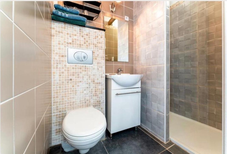 Bathroom 4, Chez Frederique et Jean-Claude, Vaucluse