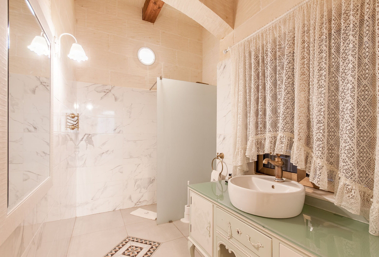 Others 4, Centre Island Gozitan Farmhouse & Pool