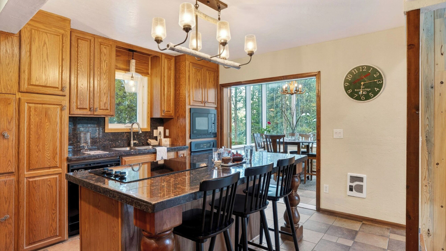 Interior 3, Blue River Hideout by Avantstay Private Hot Tub + Fire Pit + Sunroom + Mountain Views, Summit