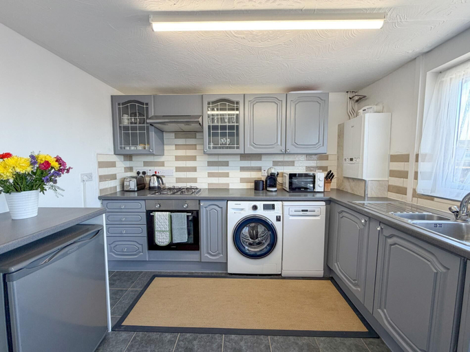 Private kitchen, Pleasant View - 3 Bedroom Holiday Home - Pembroke, Pembrokeshire
