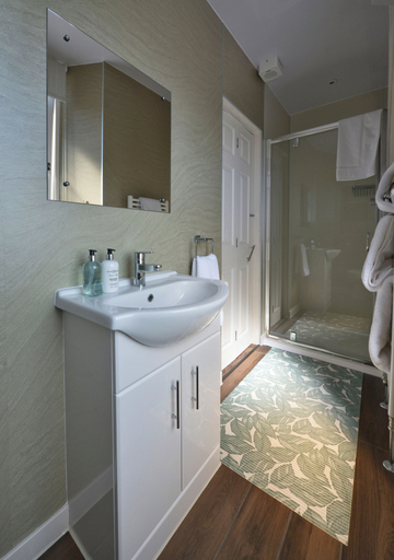Bathroom 4, The Poplars Guest House, Perthshire and Kinross