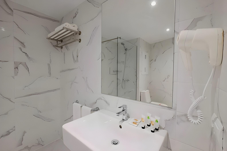 Bathroom 4, azuLine Hotel Palmanova Garden, Baleares