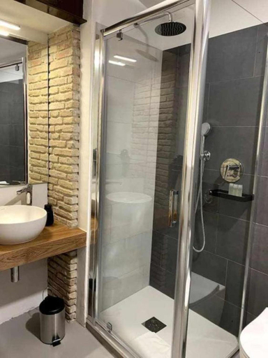 Bathroom 2, C&O Savoia Deluxe Rooms, Cagliari