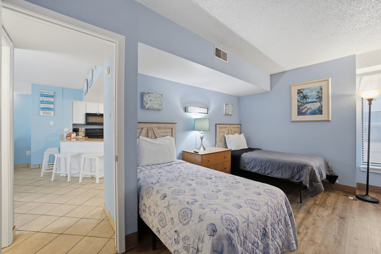 Room 4, A Coastal Paradise - Beachfront - Gym - Pool, Horry