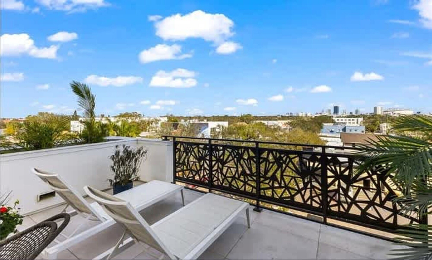Room 2, Penthouse 4 Floors Downtown Central Balcony, Pinellas