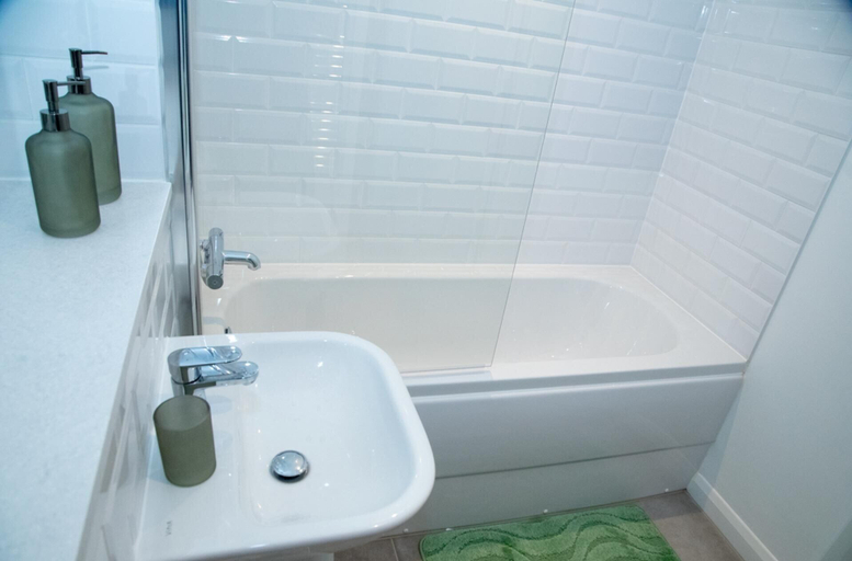 Bathroom 2, Charming 2 Bedroom Apartment in Birmingham, Birmingham