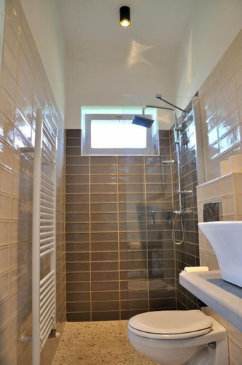 Bathroom 4, Tisza Topic, Heves