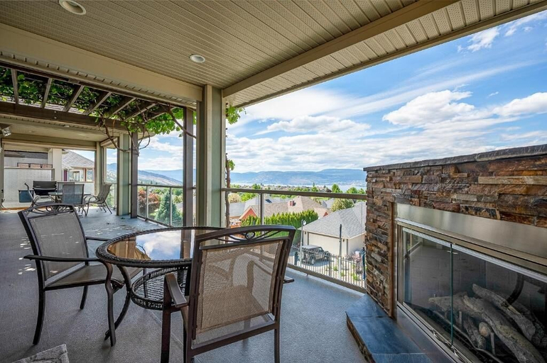 Outdoor dining, Full House with Amazing Views and HotTub, Central Okanagan