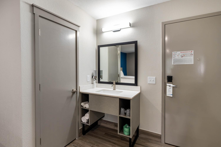 Bathroom 4, Hummingbird Hotel, Sumner