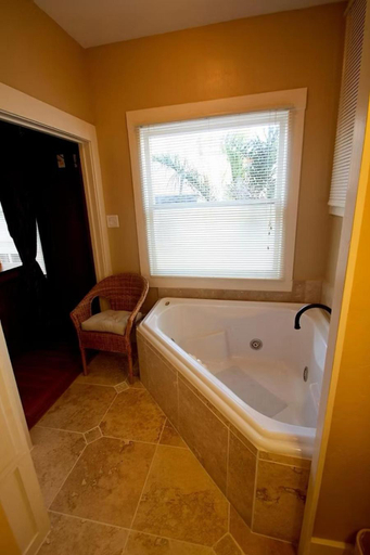 Bathroom 1, Shorelight Inn, Solano