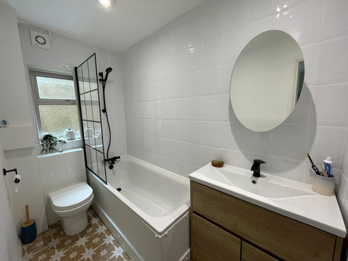 Room 3, Chic One-bedroom Apartment in London, London