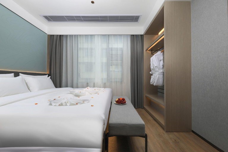 Bedroom 2, Country Inn & Suites by Radisson Wuhan Caidian Economic Development Zone Changfu Industrial Park, Wuhan