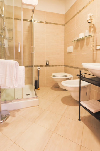 Bathroom 5, Castelmartini, Pistoia