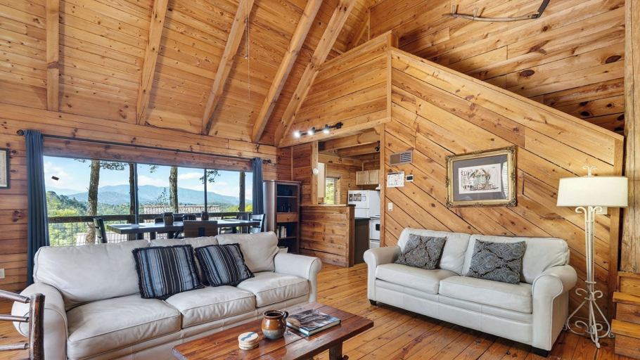 Interior 2, Sleeps 42, 7 Cabins Private Hot Tubs + Shared Fire Pit + Mountain Views + Covered Decks 7 Min to Townsend, Blount