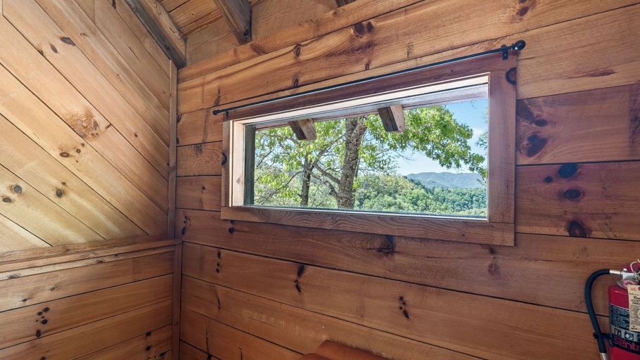 Interior 4, Sleeps 42, 7 Cabins Private Hot Tubs + Shared Fire Pit + Mountain Views + Covered Decks 7 Min to Townsend, Blount