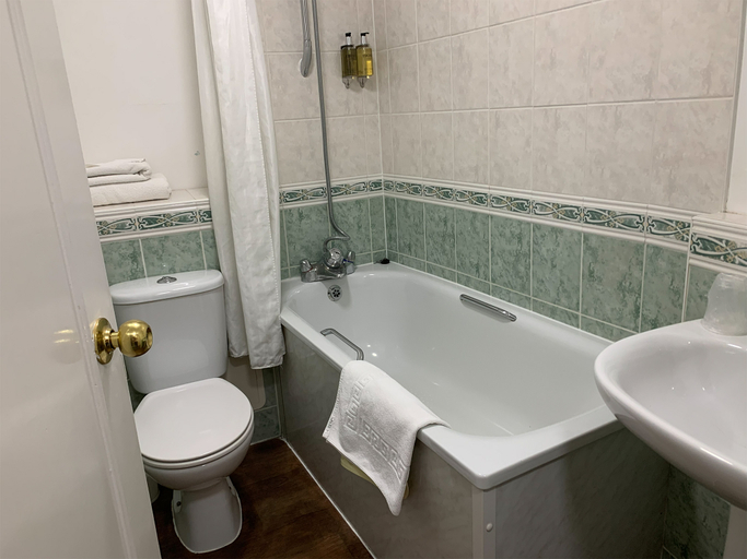 Bathroom 3, Alton House Hotel, Hampshire