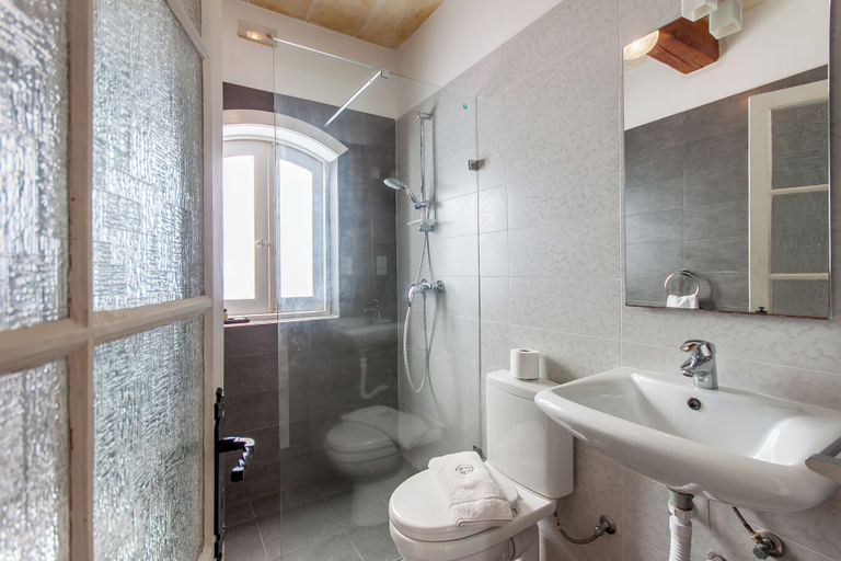 Bathroom 5, Twilight Gozitan Farmhouse With Pool