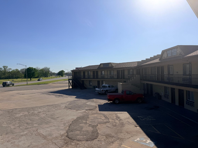 Parking lot, Regal Inn Coffeyville KS US 169, Montgomery