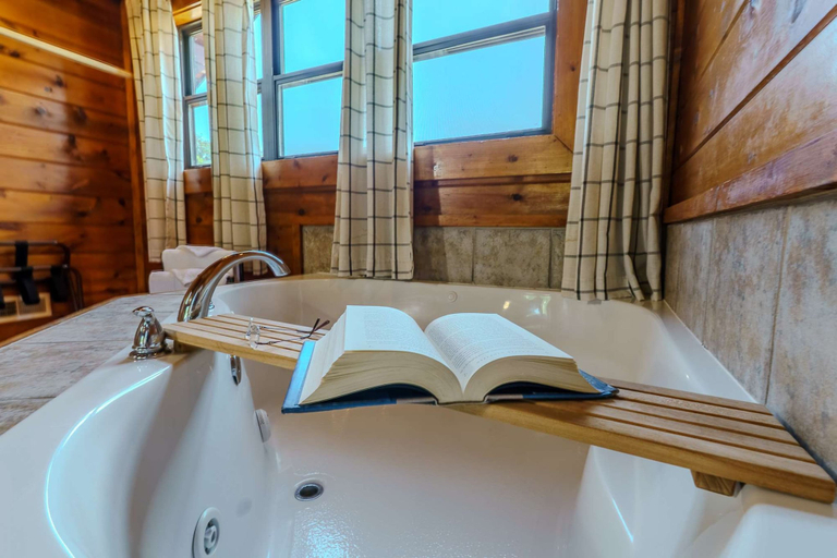 Room 3, NEW Lux 4 BR Pigeon Forge Dollywood Hot Tub, Sevier