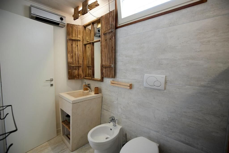 Bathroom 5, Echi di Puglia, Bari