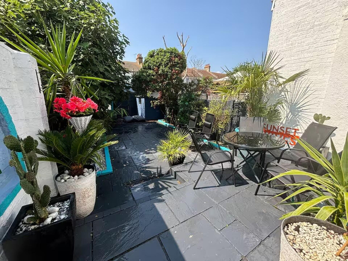 Outdoor dining 3, Coastal House Opposite Beach Sleeps 6 Pet Friendly, Southend-on-Sea