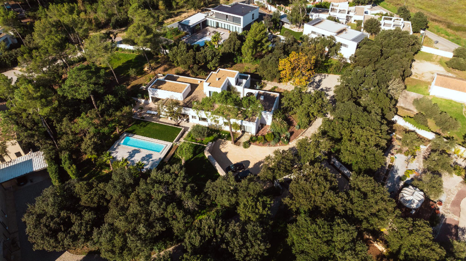 Exterior & Views