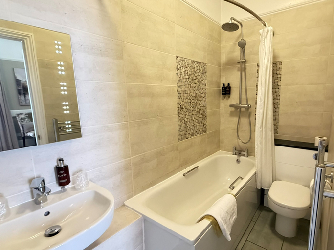 Bathroom 3, Alton House Hotel, Hampshire