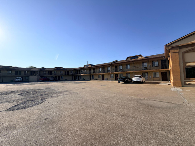 Parking lot 5, Regal Inn Coffeyville KS US 169, Montgomery