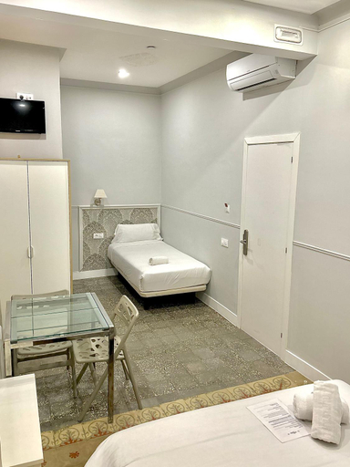 Others 2, Hostal Medea, Barcelona