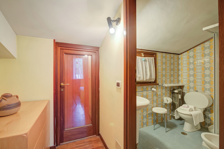 Bathroom 5, Lo Stambecco, Torino