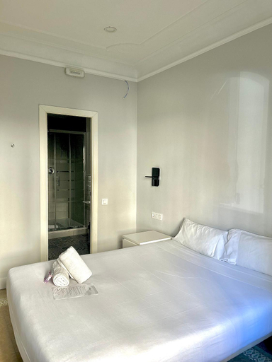 5, Hostal Medea, Barcelona
